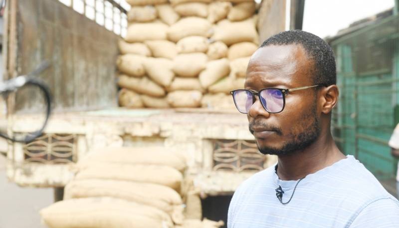 Ghislain Mélèdje, administrateur de groupe, Coopaa Coop-Ca de l'Agnéby-Tiassa supervisant le chargement de son premier camion après la décision d'achat du stock du cacao invendu par l’État. (Ph: DAVID YA)