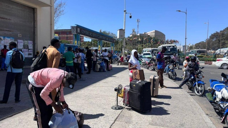  Des étudiants du campus scolaire de l'Ucad à Dakar pliant bagage après sa fermeture, le 10 février 2026. [Image d'illustration] © Juliette Dubois/RFI 