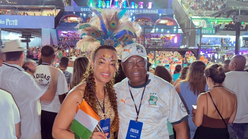 L’Ambassadeur Diamoutene Alassane Zié et Mme Jennifer Curcio représentant la Côte d’Ivoire au Carnaval de Rio 2026.