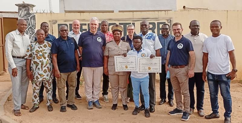 Emmanuel Yao Yao, posant avec ses deux diplômes, entouré des autorités locales et de la délégation d’Innovapôle Ondes. (Ph: Dr)