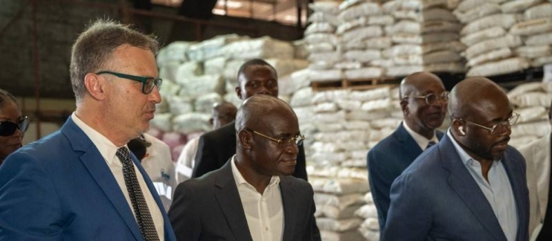 Le ministre du Commerce, de l’Industrie et de l’Artisanat, Ibrahim Kalil Konaté, en visite à l’entrepôt EXIMAT 3 de SUCRIVOIRE, filiale du Groupe SIFCA, à Abidjan.