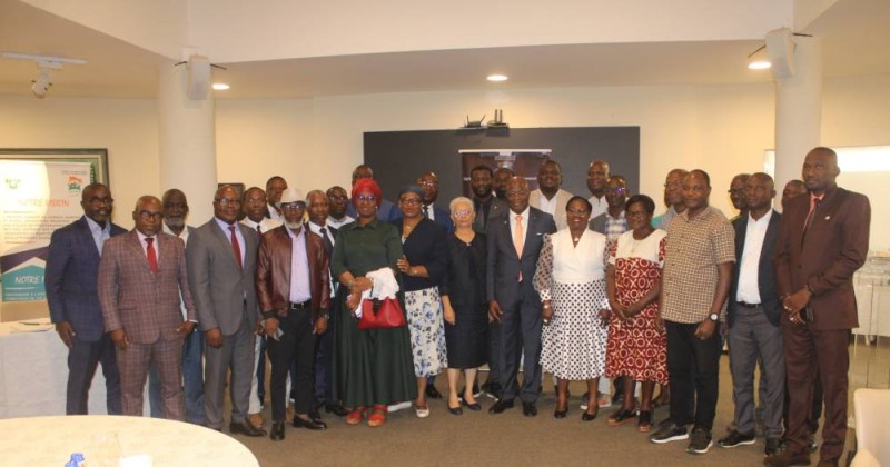 Photo de famille des responsables de l’Anader et des journalistes, au terme de la rencontre d’échanges sur les perspectives 2026-2030.