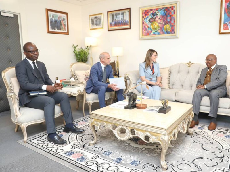Le Garde des Sceaux, Jean Sansan Kambilé, échange avec Blerta Cela, Représentante Résidente du Programme des Nations Unies pour le développement (PNUD), lors d’une audience consacrée au renforcement de la coopération et à la digitalisation du service public 