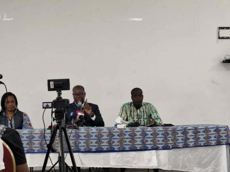Le président de l'Unjci (au micro) appelle au calme. (Ph: Dr)