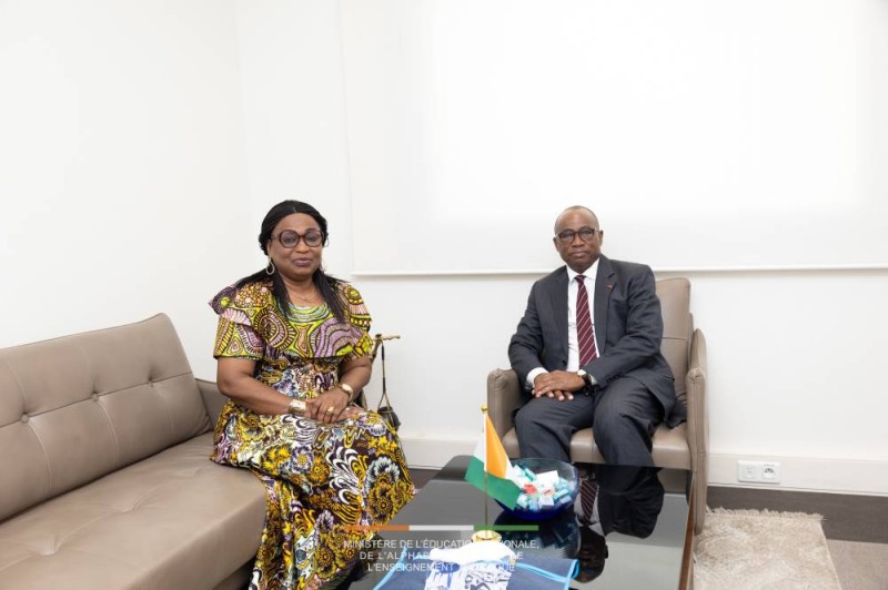 Audience au Cabinet du MENAET. Le ministre échange avec la présidente du Conseil National des Droits de l’Homme conduite par sa présidente, Namizata Sangaré.