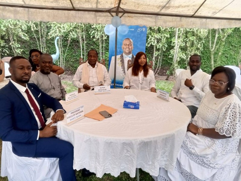 Le super sénateur Gilbert Bleu-Lainé (4e à partir de la droite) invite les jeunes de la Jci à suivre toutes les formations qui leur seront proposées. (Ph: Franck YEO)