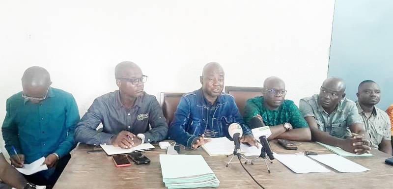 Guigrehi Aklegbou Pierre, secrétaire exécutif de l’Usds (au centre), entouré des responsables syndicaux, a dénoncé la non-application du statut particulier des dockers et a appelé à l’ouverture de négociations. (Ph: J. Drohgba)