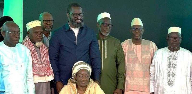 Ismael Cissé, arrêté juste derrière sa mère Hadja Maconi (assise) étaient entourés de plusieurs dignitaires religieux(1)