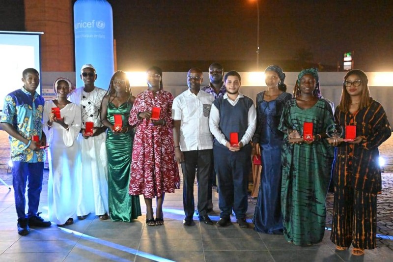 Certains U-Reporters distingués ont reçu des trophées et d’autres des médailles. (Ph: Dr)