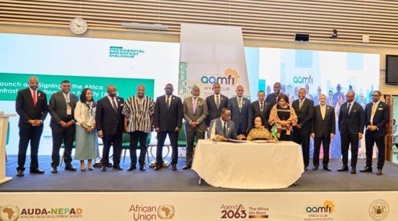 John Dramani Mahama (5e à gauche), observe M. Samaila Zubairu (assis, à gauche), et Mme Francisca Tatchouop Belobe, (assis, à droite), signer l’accord AIFF
