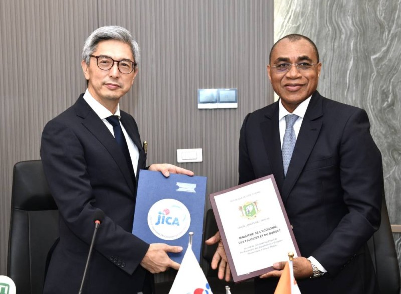 Le ministre Adama Coulibaly et le représentant de la Jica. (Ph: Dr)