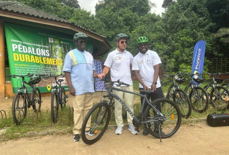 Remise officielle des vélos du projet AVELO au Parc national du Banco, en présence des responsables de l’OIPR et des partenaires.