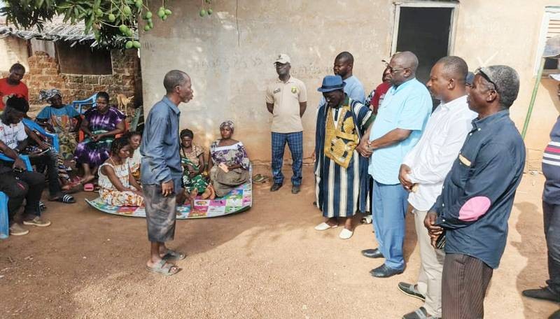 Ibrahima Doumbia (en chemise bleue) a appelé les populations à la cohésion.
