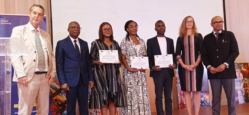 Les entrepreneurs ivoiriens ayant pris part au programme ont reçu des diplômes de participation des mains des initiateurs et leurs partenaires. (Ph: Dr)