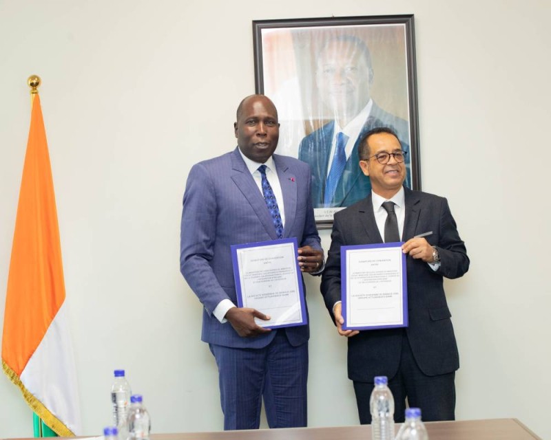 Les deux parties ont paraphé le document. (Ph: Dr)