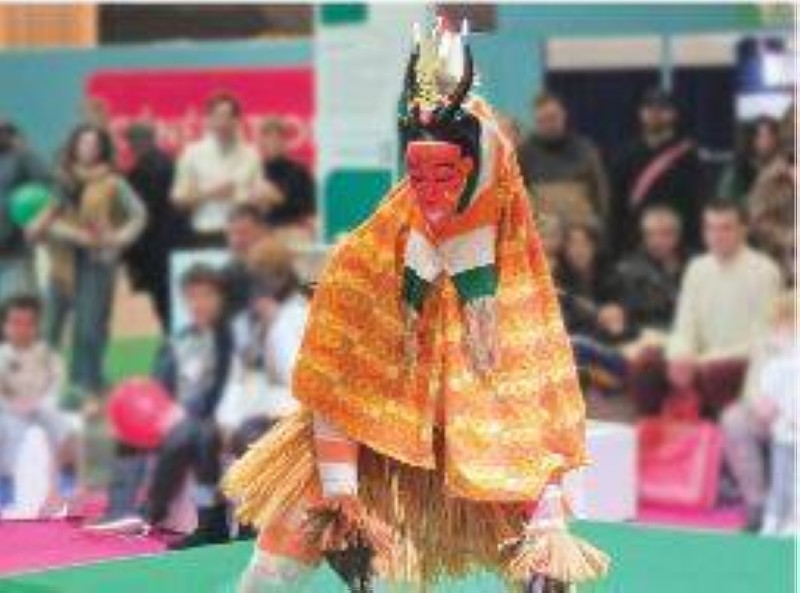 Une partie de danse zaouli au stand de l’Agri'kiosque au Pavillon 2.2.