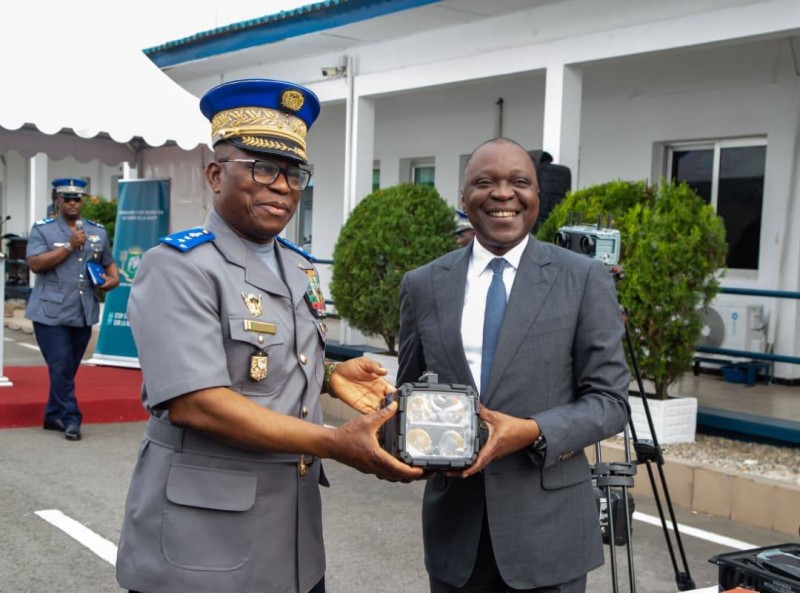 Le ministre Amadou Koné remettant un kit radar mobile au Commandant supérieur de la gendarmerie nationale. (Ph: Dr)