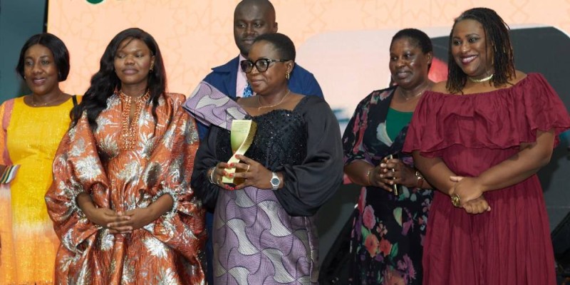 La première responsable réceptionnant le trophée de sa structure. (Ph: Dr)
