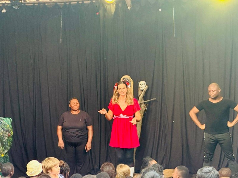 Laurène Sénéchal entourée des comédiens d'Impro Bab ont communié avec des enfants très enthousiastes.