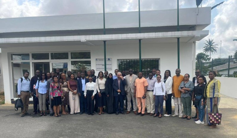 Les boursiers du programme Kofi Annan posent aux côtés des responsables de l’Institut Pasteur de Côte d’Ivoire, à l’issue de leur visite immersive à Abidjan.