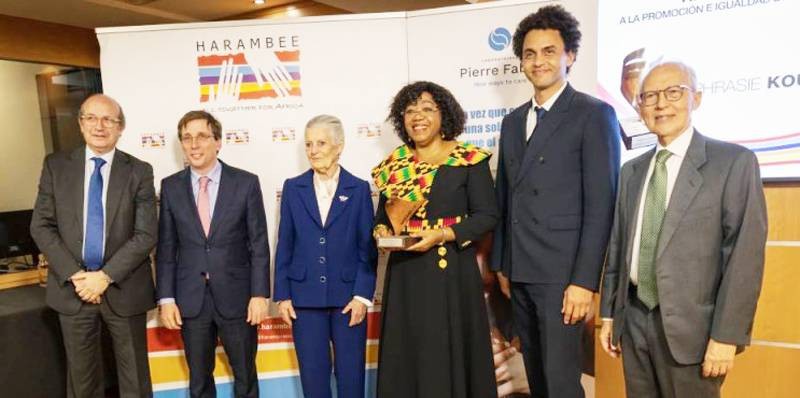 Au centre, le Conseillère Genre du Premier ministre, Euphrasie Kouassi Yao et des personnalités présentes lors de sa distinction. (Ph: Dr)