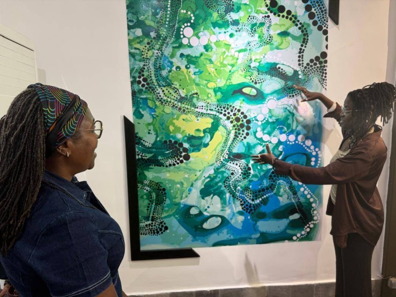 Une artiste à une grande dimension dans la créativité abstraite, Near (à droite)