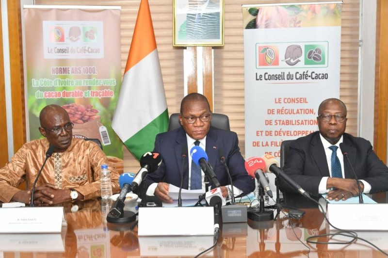  Le ministre Bruno Nabagné Koné (au centre) a expliqué les raisons de l’ouverture avancée de la campagne intermédiaire. (Photo DR)