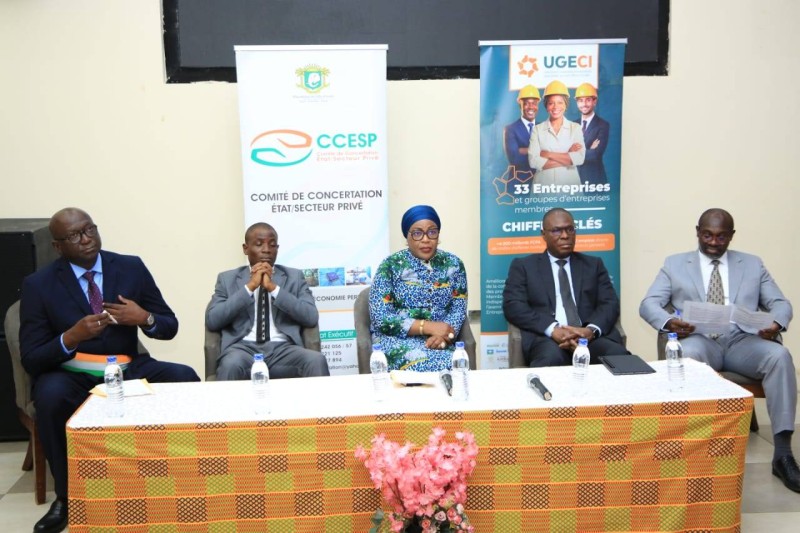 Une vue des officiels (de g à d): 2è adjoint au maire de Grand-Bassam ; Seynou Idrissa, conseiller technique du Minaderpv ; Mariam Fadiga Fofana, secrétaire exécutif du Ccesp ; Mathurin Bombo, conseiller technique du Mcia ; Stéphane Aka-Anghui, directeur exécutif de la Cgeci (Ph: DR)