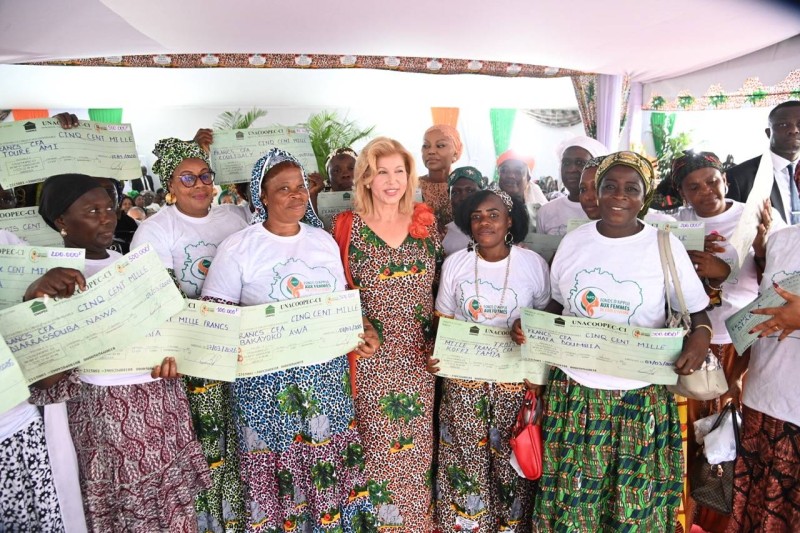 Des femmes bénéficiaires du Fafci ont reçu leurs chèques des mains de la Première dame Dominique Ouattara. (DR)