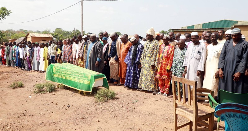 La prière mortuaire, dernière étape avant de conduire le cercueil du patriarche au cimetière du village. (Ph: Honoré Bosson et Sébastien Kouassi)