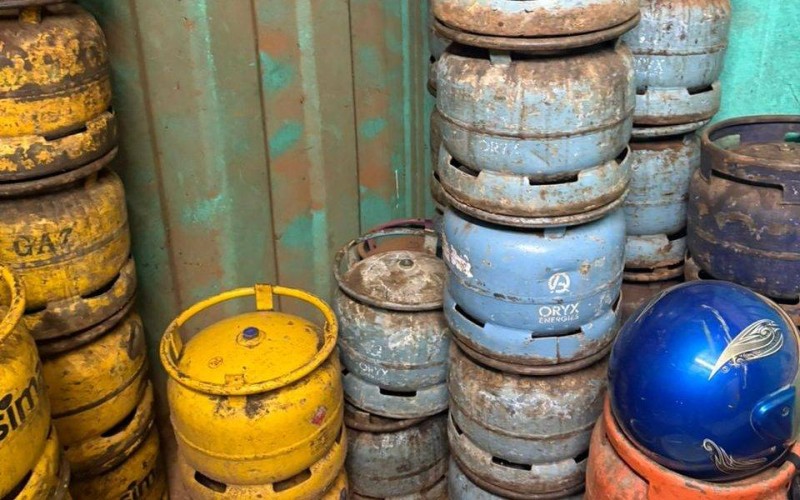 Le transvasement illégal du gaz se pratique parfois sans dispositifs de sécurité adaptés. (Ph: Dr)