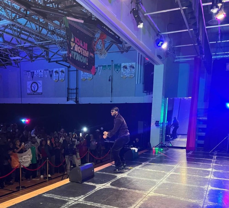 Pendant près d’une heure et demie, l’artiste a offert un show énergique à un public enthousiaste.