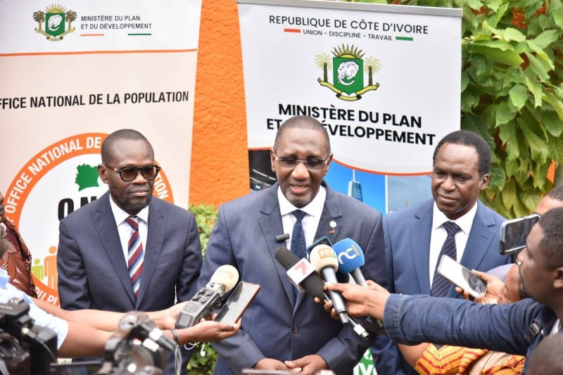 Le ministre du Plan et du Développement, Souleymane Diarrassouba (au centre), a salué le travail accompli par l'Office national de la population. (Ph: Dr)