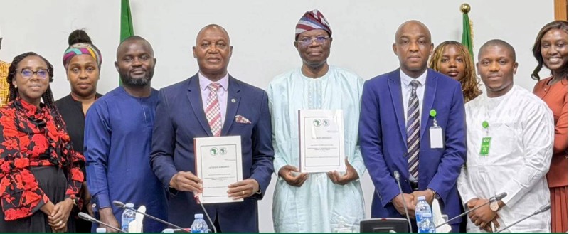 Abdul B. Kamara, directeur général du Groupe de la Banque africaine de développement pour le Nigeria et Jules Tapsoba, secrétaire exécutif du Forum des administrations fiscales ouest-africaines, entourés de leurs collaborateurs, lors de la cérémonie de signature du don à Abuja.(Ph:DR)