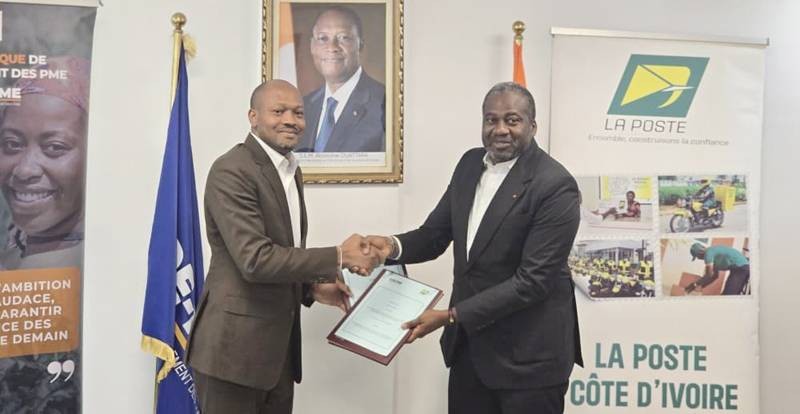 Yaya Ouattara, directeur général du Gude-Pme (à gauche) et le directeur général de La Poste de Côte d’Ivoire Isaac Gnamba-Yao après avoir conclu le partenariat. (Ph: Dr)