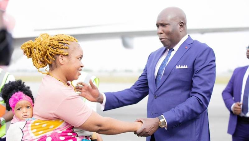 Une ivoirienne de retour saluée par le ministre. (Ph: Dr)