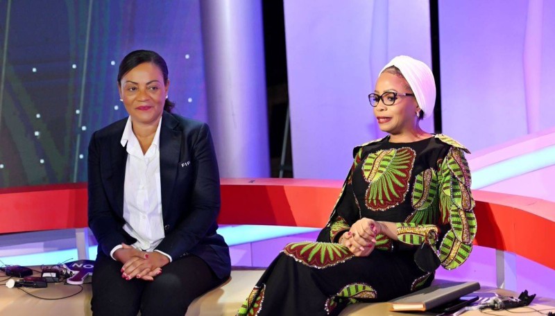 Mme Hadja Touré, Directrice de la Communication, des Relations publiques, de la Documentation et des Archives au ministère des Sports (en pagne) sur le plateau animé par Marie Christine Beugré