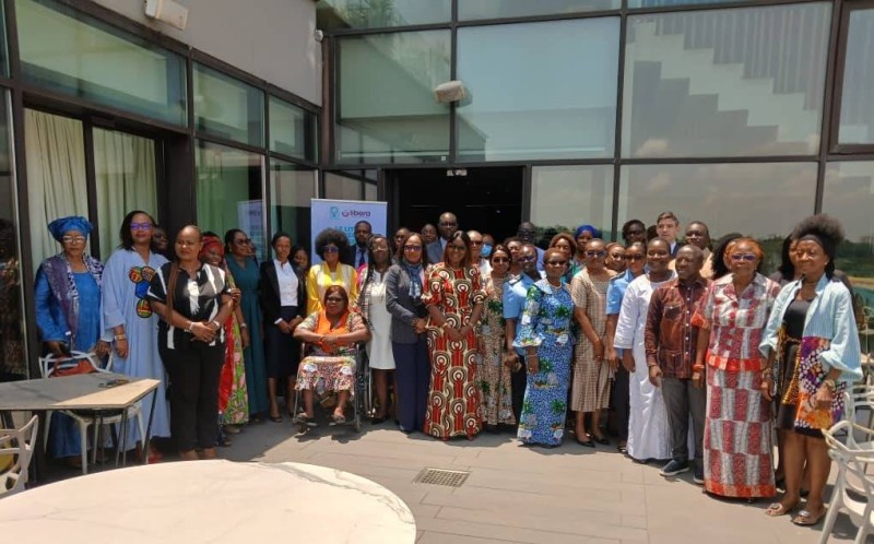 Participants et experts réunis à l’Hôtel Pullman Abidjan pour une réflexion sur l’accès des femmes à la justice et les réformes juridiques en Côte d’Ivoire.
