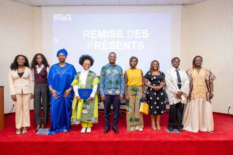Le directeur général de l’Ensea, Hugues Kouadio (au centre ), a salué la résilience des femmes. (Ph: Dr)