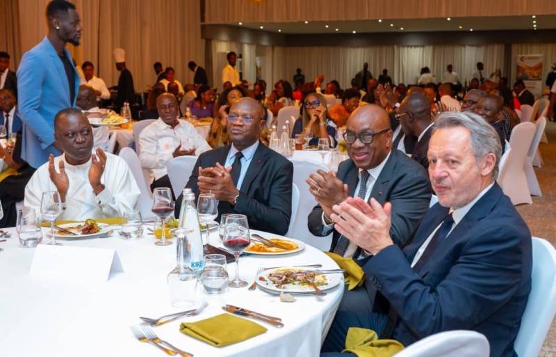 A la veille de la finale PSG–Olympique Lyonnais, un dîner de gala a réuni au Sofitel Abidjan Hôtel Ivoire les autorités ivoiriennes et les délégations françaises dans une ambiance de convivialité.