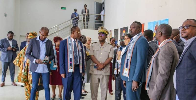 Professeur Somé échangeant avec le représentant du Préfet de région (Ph: Salif D. CHEICKNA)