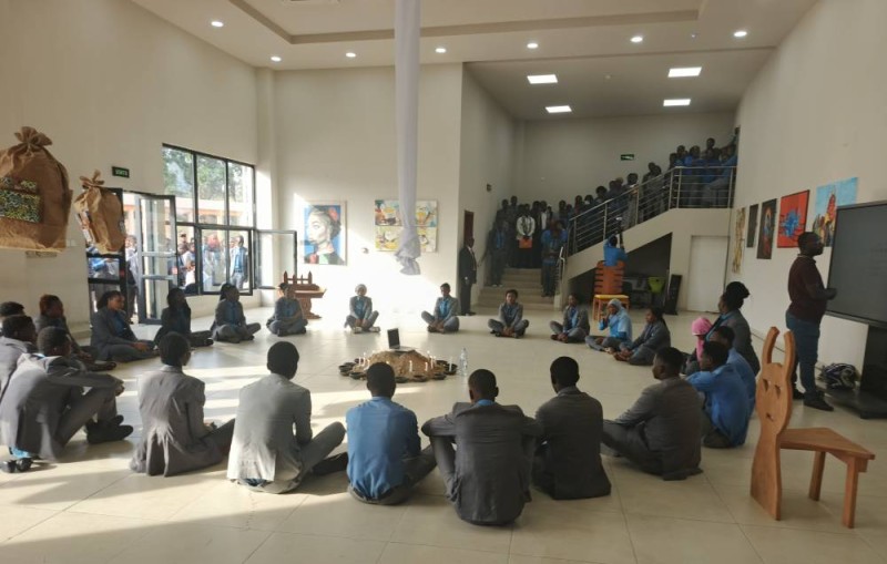 La performance de Dr Amani Désiré, enseignant-chercheur et Artiste-performeur (Ph: Salif D. CHEICKNA)