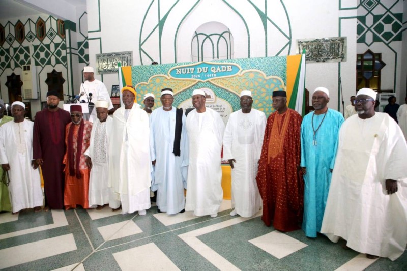 Le Président Ouattara en compagnie des imams (Ph: Poro Dagnogo)
