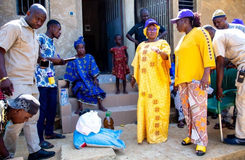 Mme Diomandé Vagondo, présidente de l’Ong Wou-Flo, remet un kit de rupture du jeûne à une famille de Dabou.