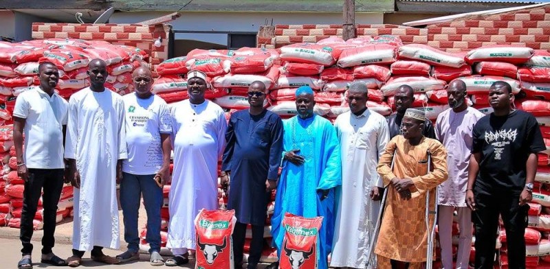 Le maire Ouattara Siaka entouré des autorités lors de la cérémonie de solidarité.
