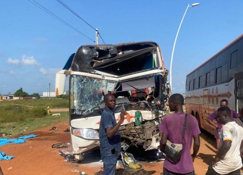 La collision entre un car de transport et un camion a fait un mort et plusieurs blessés.