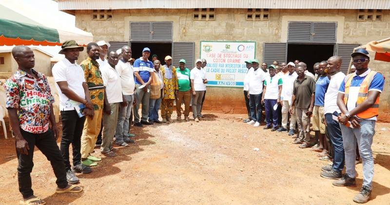 Les administrateurs se retrouvent devant l'une des cases de stockage construite par Intercoton. (Ph: Dr)