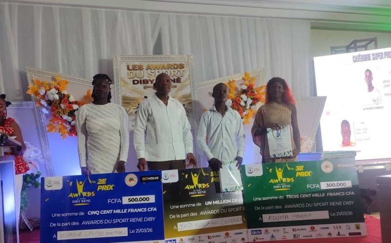 Le ministre des Sports Adjé Silas Metch et les lauréats fièrement récompensés pour leurs performances et leur engagement dans le sport local.
