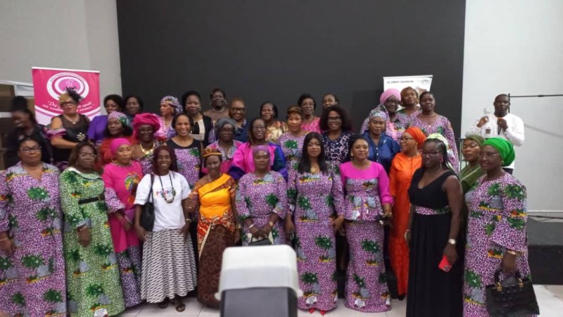 Photo de famille des participantes, symbole d’un engagement collectif pour un avenir plus inclusif.