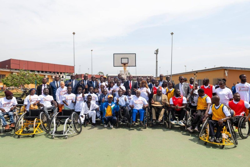 Le Ministre Adjé Silas Metch entouré des responsables de la FISP et des athlètes paralympiques, à l’issue de la cérémonie de dotation en matériels sportifs.
